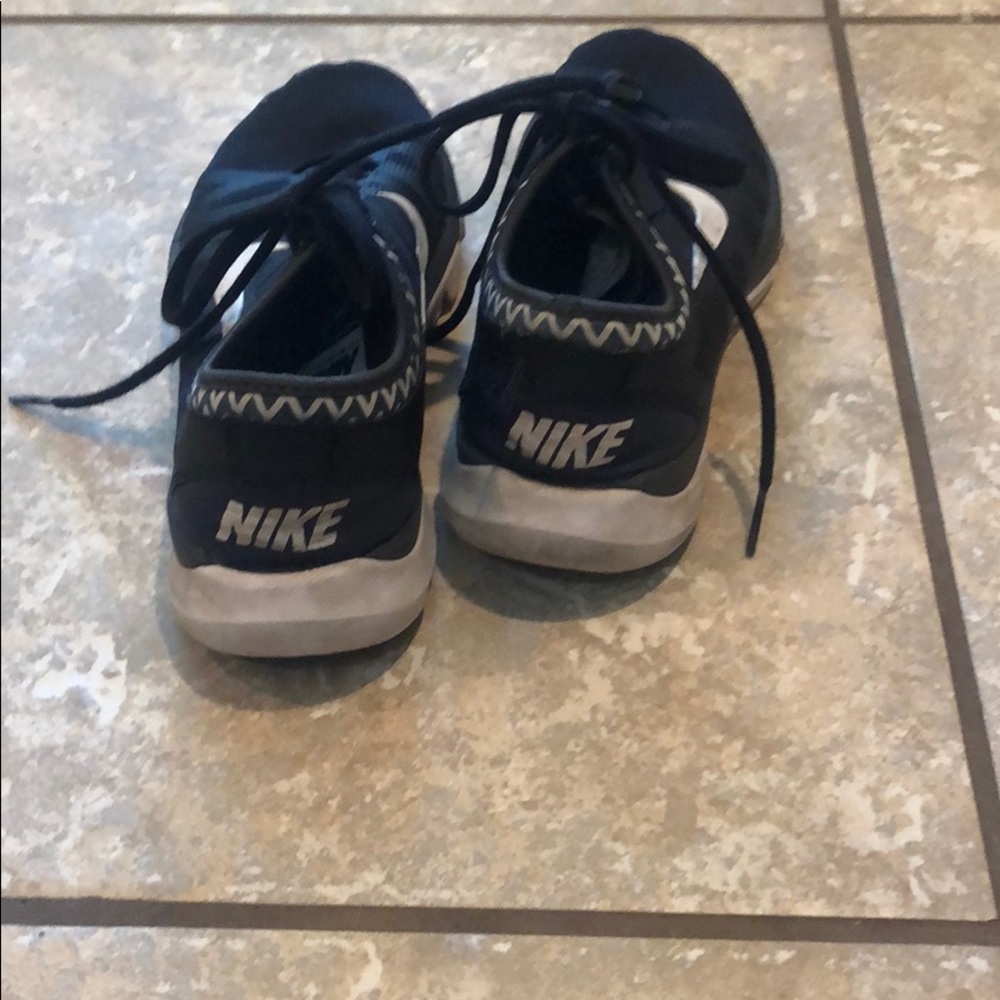 Nike tennis shoes - Picture 2 of 2
